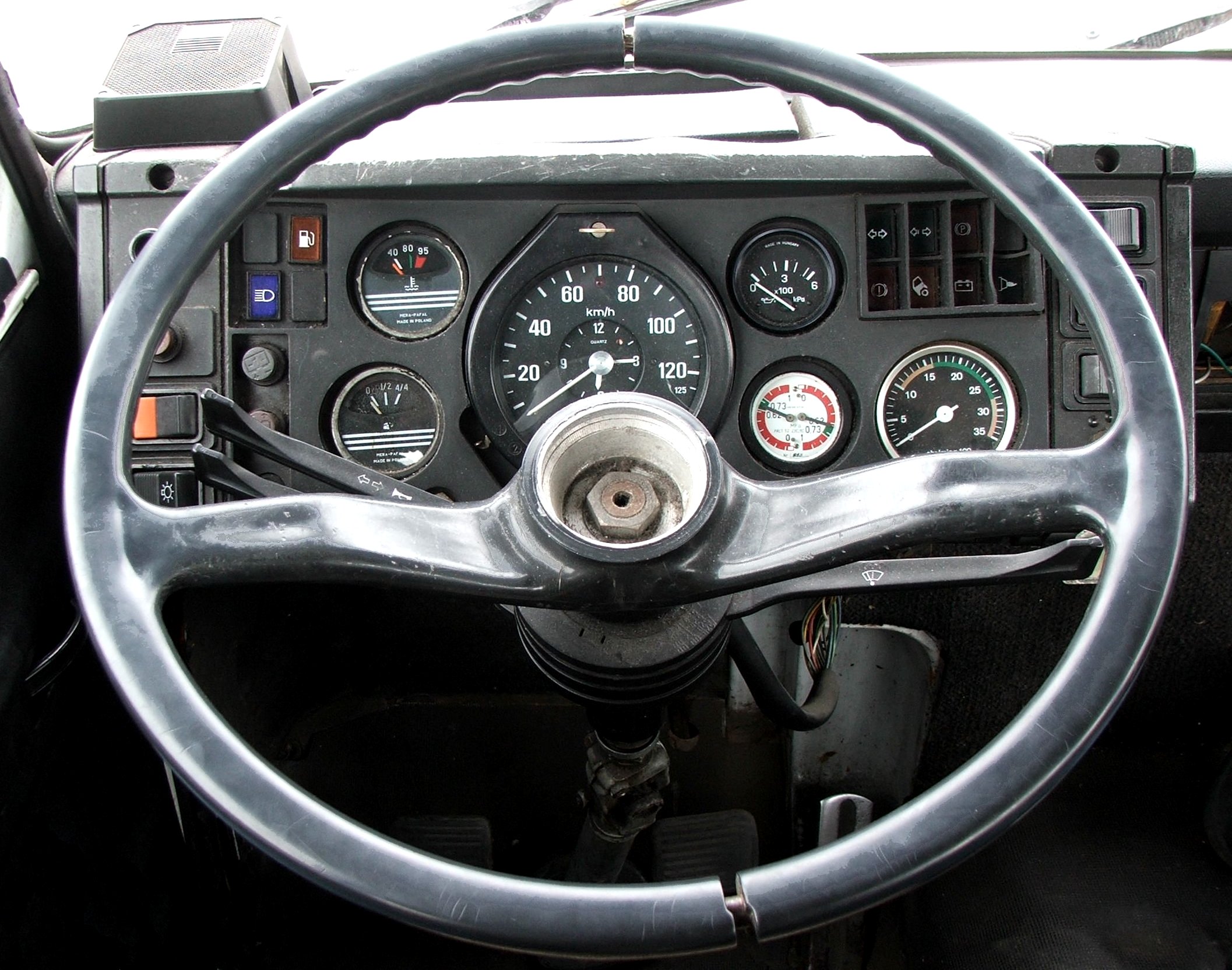 教習車のハンドル